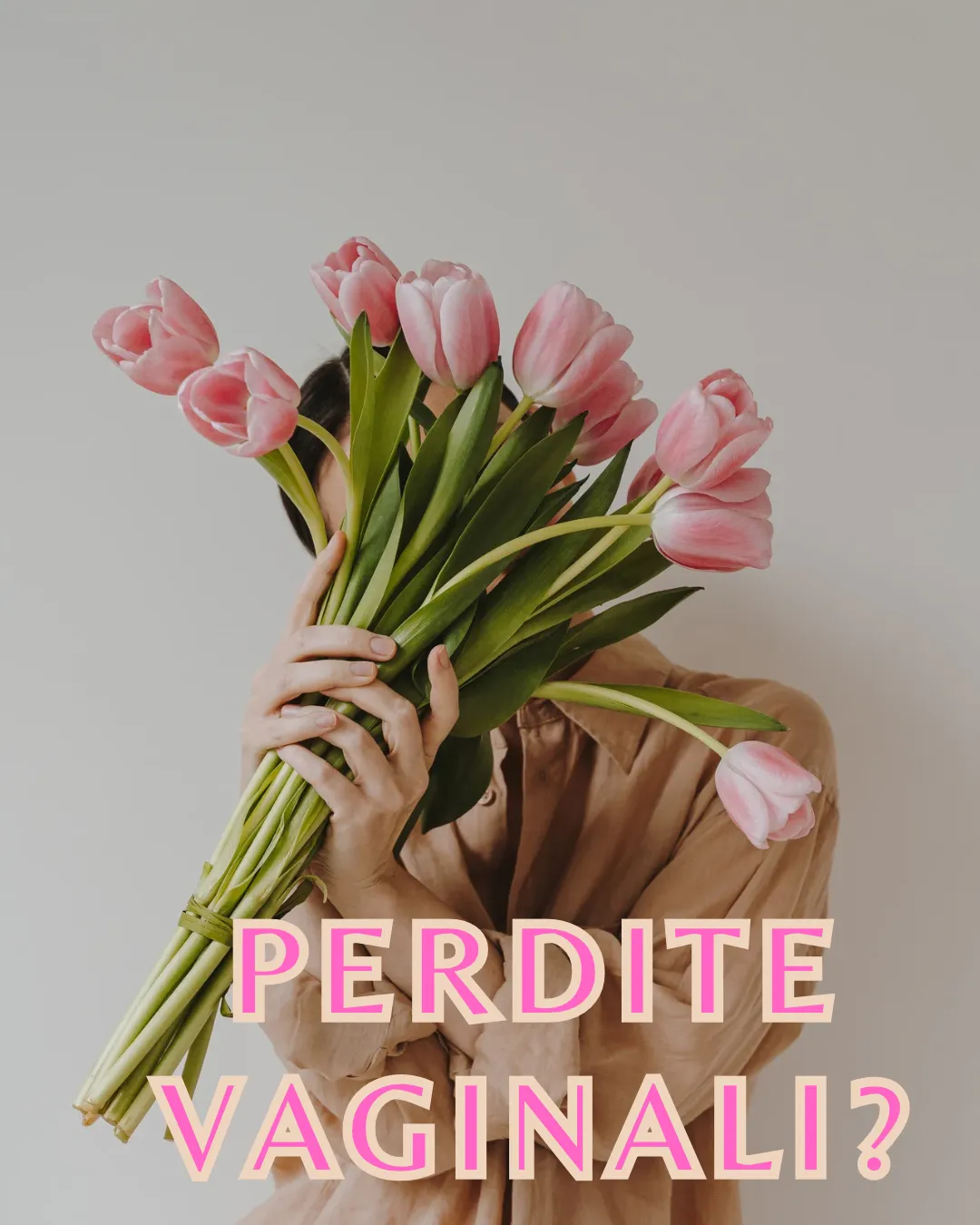 Perdite vaginali: donna con un mazzo di tulipani rosa